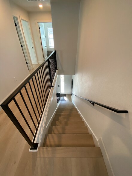 Building Photo - 9909 NE 44th Ct