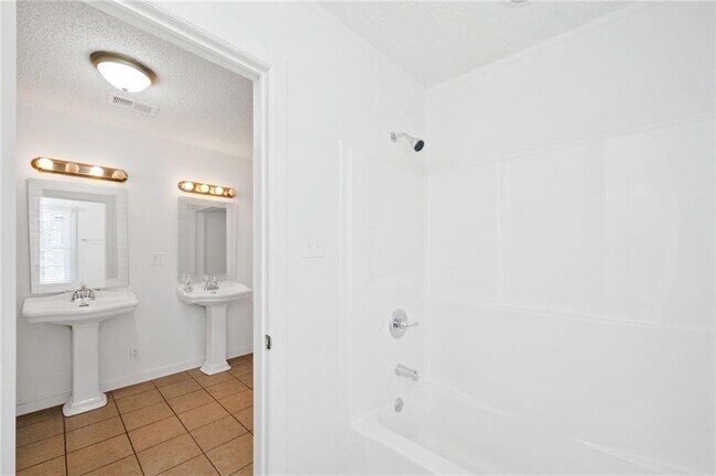 Building Photo - 522 Pine St