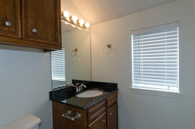 Building Photo - Quaint townhouse style condominium in Hyde...
