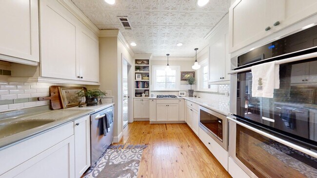 Building Photo - Gorgeous and updated home in Heart of Auburn