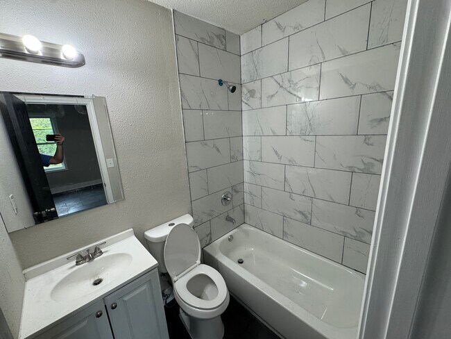 Building Photo - 2760 Lola Ave