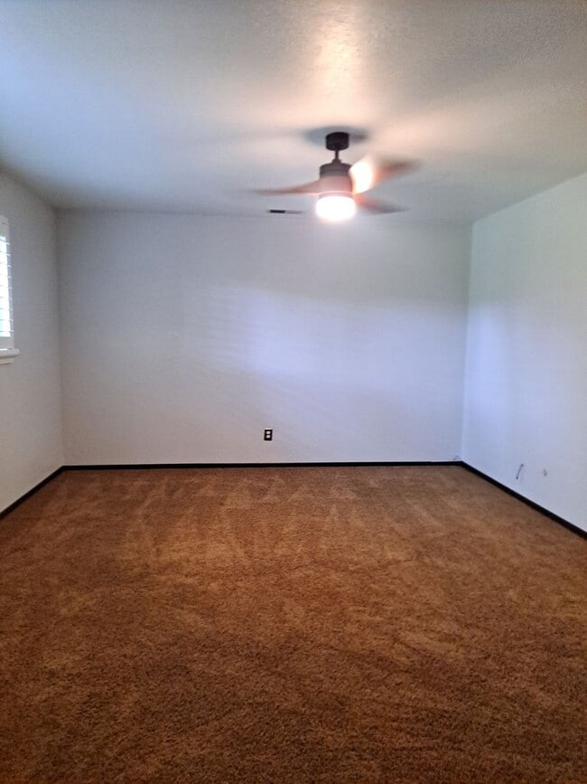 Building Photo - ALL PROSPECTIVE TENANTS MUST SUBMIT A $58 NON-REFUNDABLE APPLICATION FEE PER APPLICANT ONLINE AND...