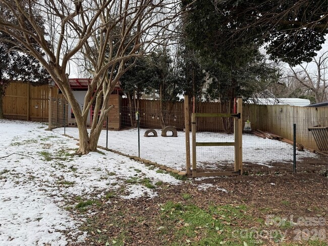 Building Photo - 318 N Academy St