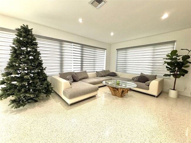 Building Photo - 30 NE 125th St