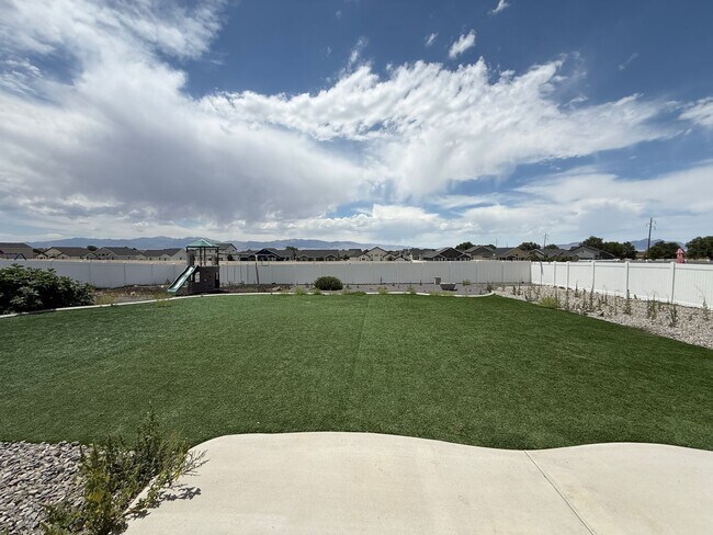 Building Photo - 8285 Lakeshore Dr