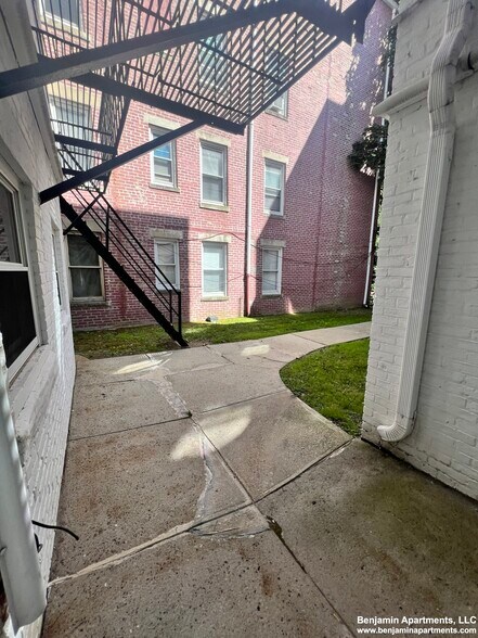 Building Photo - 1529 Beacon St