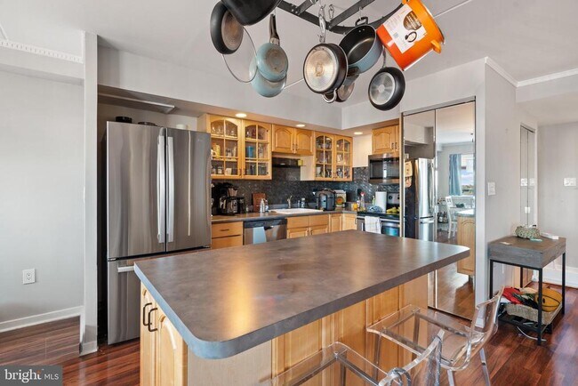 Building Photo - 200 Lombard St