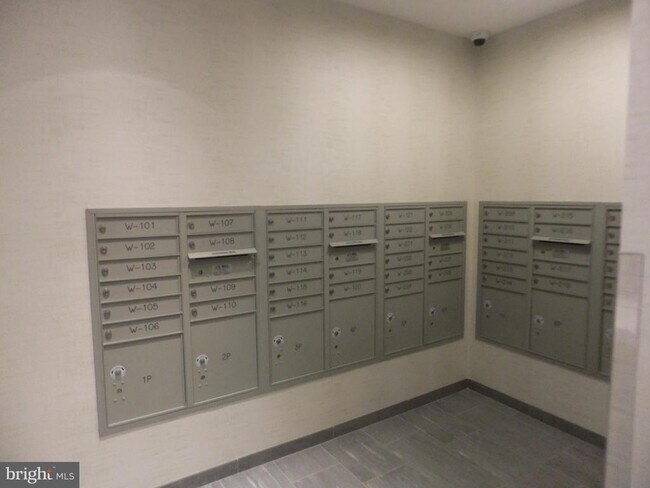Building Photo - 1640 Oakwood Dr