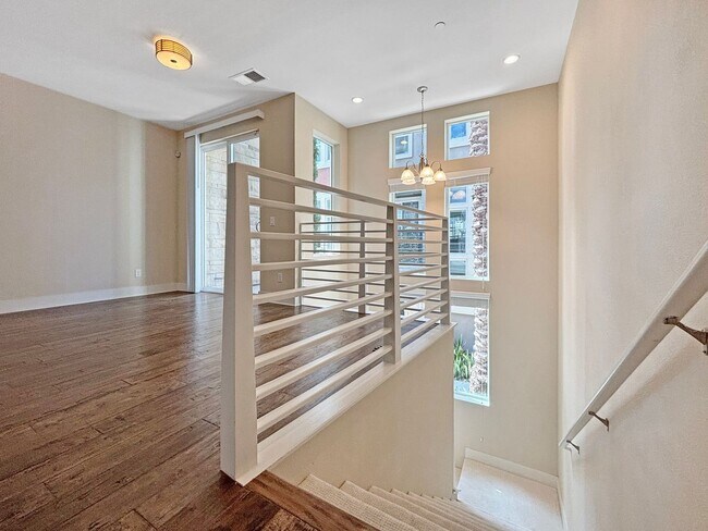 Building Photo - Stunning 3B/3.5BA Townhouse in Mission Val...