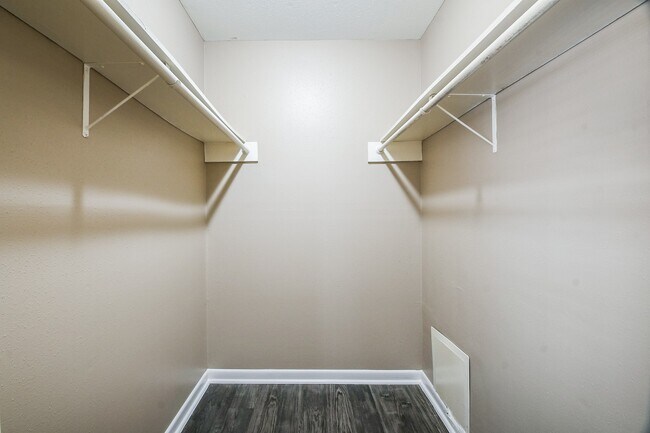 Building Photo - 21 Pineash Ct