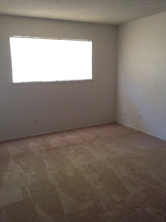 Building Photo - Charming & Cozy Duplex ? 2 Bedroom, 1 Bathroom for Rent!