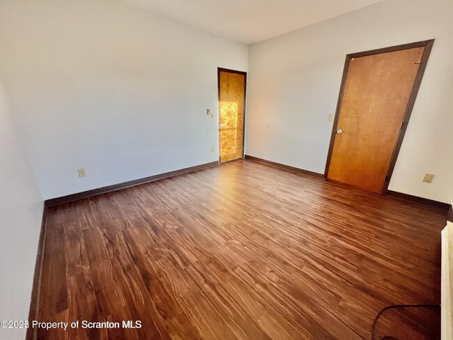 Building Photo - 835 Maple St