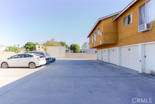 Building Photo - 13015 Vanowen St