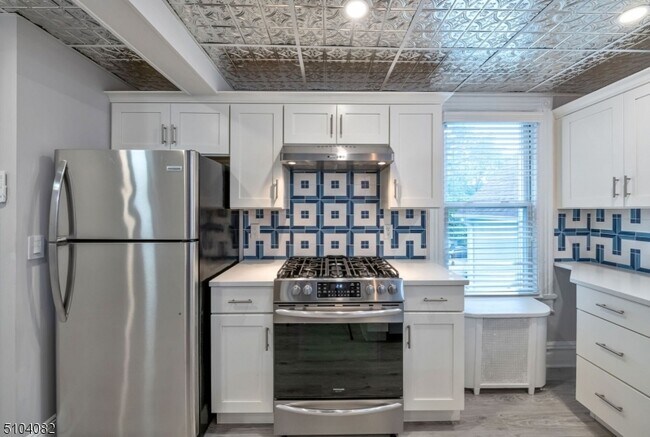 Building Photo - 204 Forest St