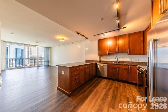 Building Photo - 215 N Pine St