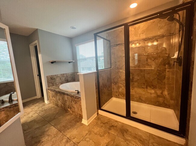 Building Photo - 4/3/2 HOME IN EDINA GARDEN OF EDEN