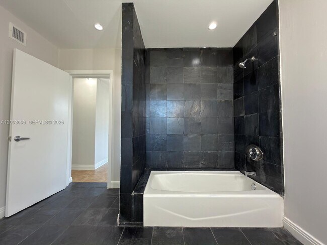 Building Photo - 1325 NW 11th Ct