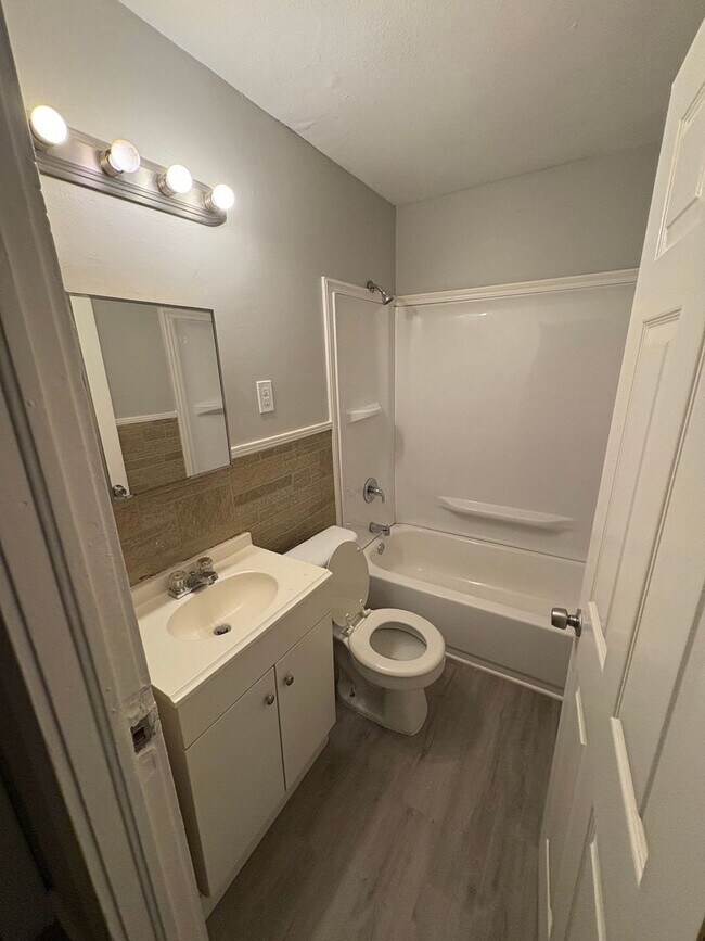 Building Photo - Charming 1 Bed / 1 Bath Duplex in Memphis – Convenient & Affordable Living