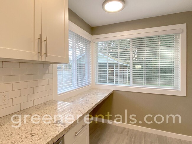 Building Photo - Beautifully Remodeled 2BD/1BA Duplex in Ol...