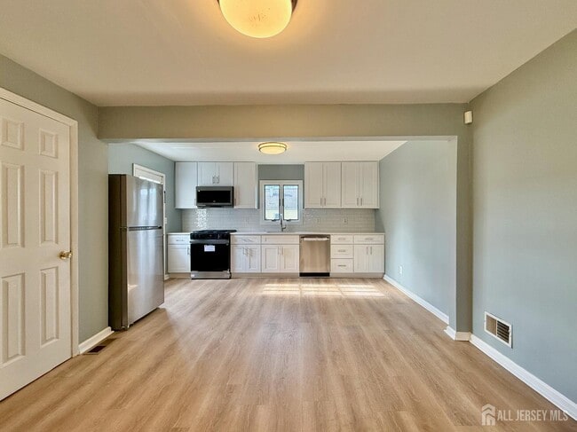 Building Photo - 33 Windsor Dr