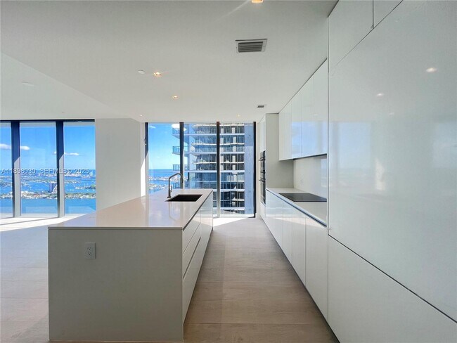 Building Photo - 700 NE 24th St