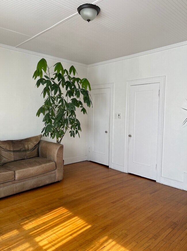 Building Photo - 177 S Sycamore Ave