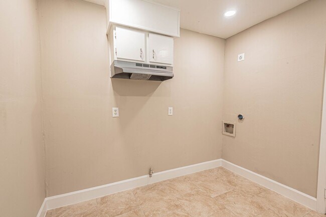 Building Photo - 128 N Washington St