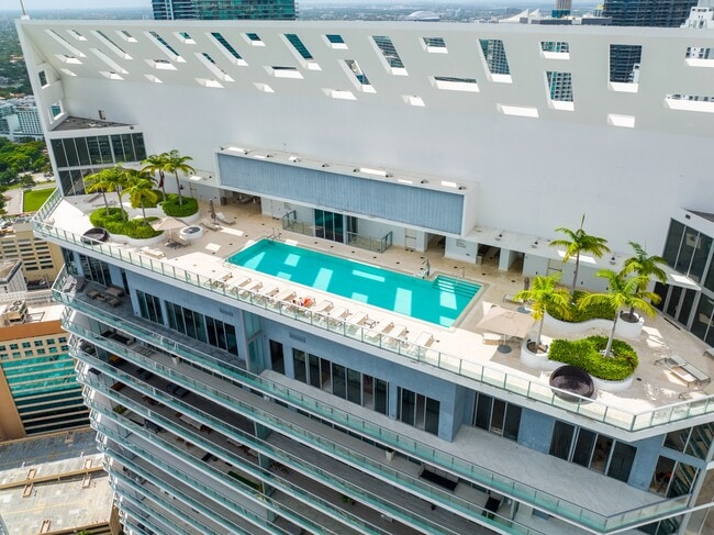 Building Photo - 1300 Brickell Bay Dr