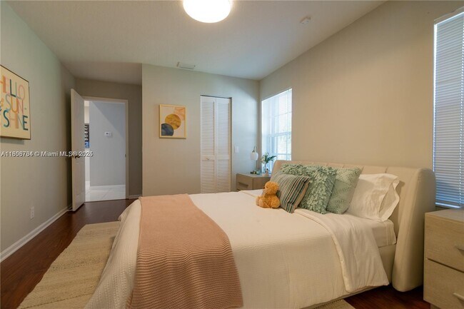 Building Photo - 2883 Oakbrook Dr