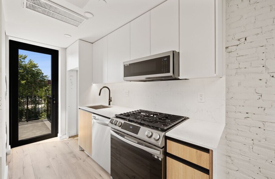 Building Photo - 17 Willow St