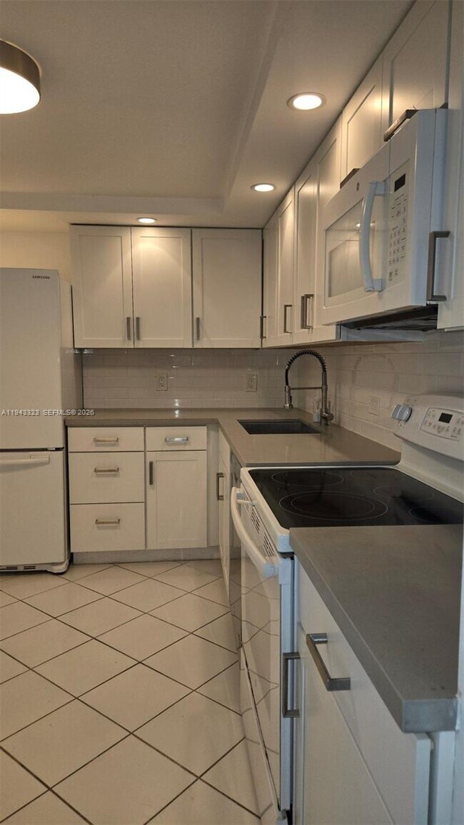 Building Photo - 9381 E Bay Harbor Dr