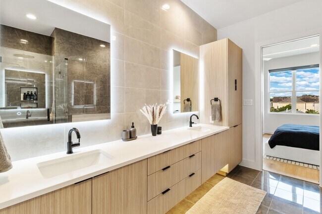 Building Photo - 1504 Ennis St