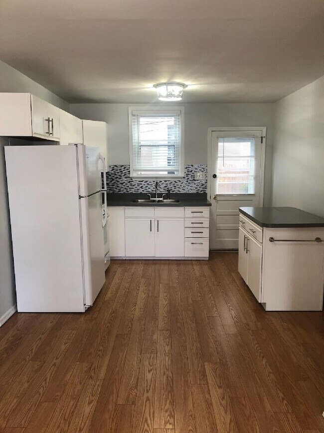 Building Photo - 3 W 1st Ave