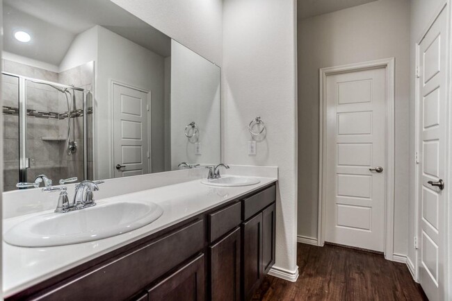 Building Photo - Little Elm Beauty. 3 bed 2 bath with Garag...