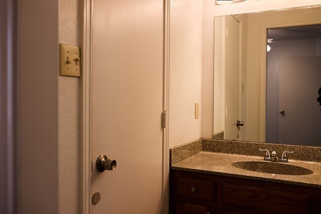 Building Photo - 900 Kilkenny Ct