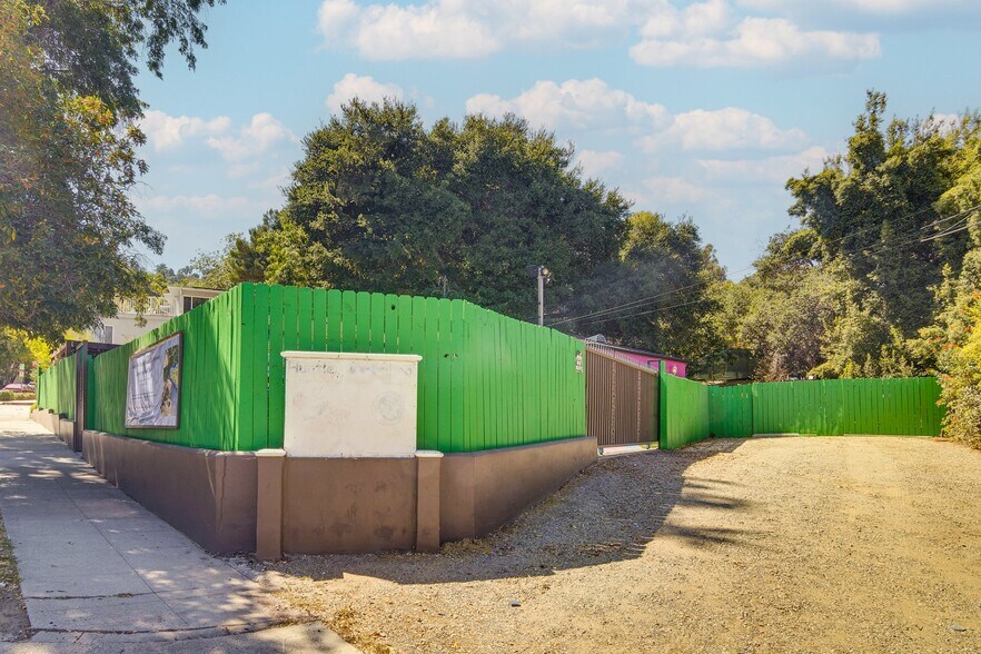 Building Photo - 3863 Broadlawn Dr