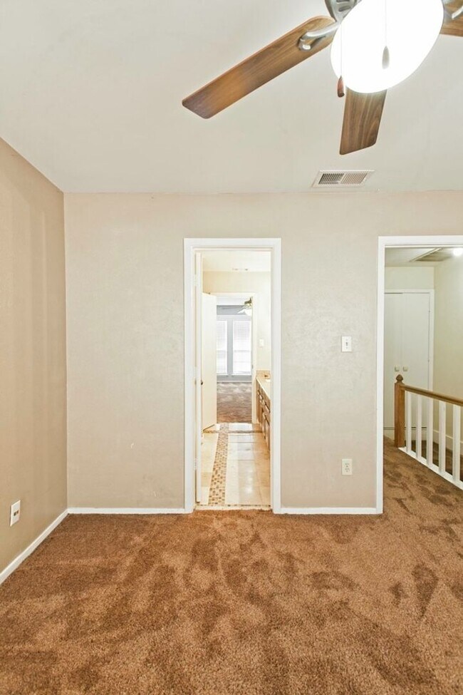 Building Photo - Dallas Townhome with Reserved Parking