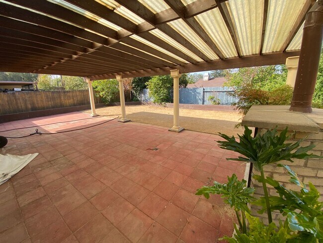Building Photo - Coming soon! 3 bed, 2 Bath in centrally located community of Redlands