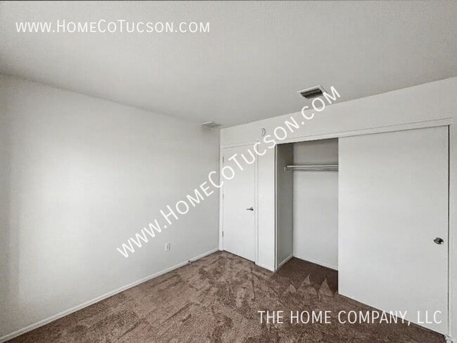 Building Photo - 2708 N Saramano Ln