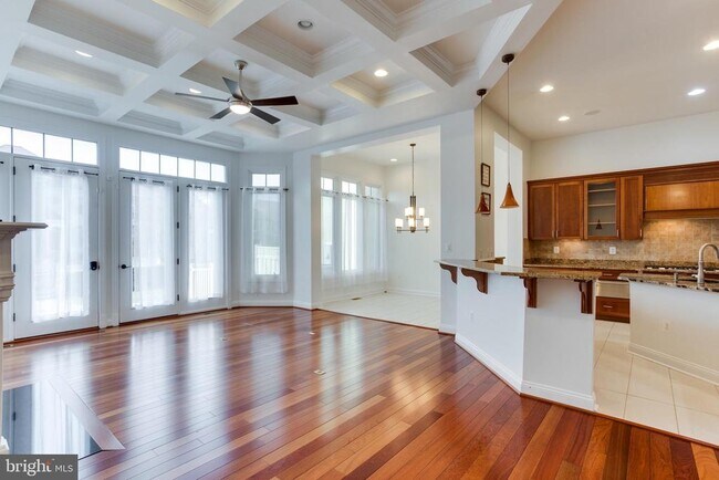 Building Photo - 18353 Fairway Oaks Square