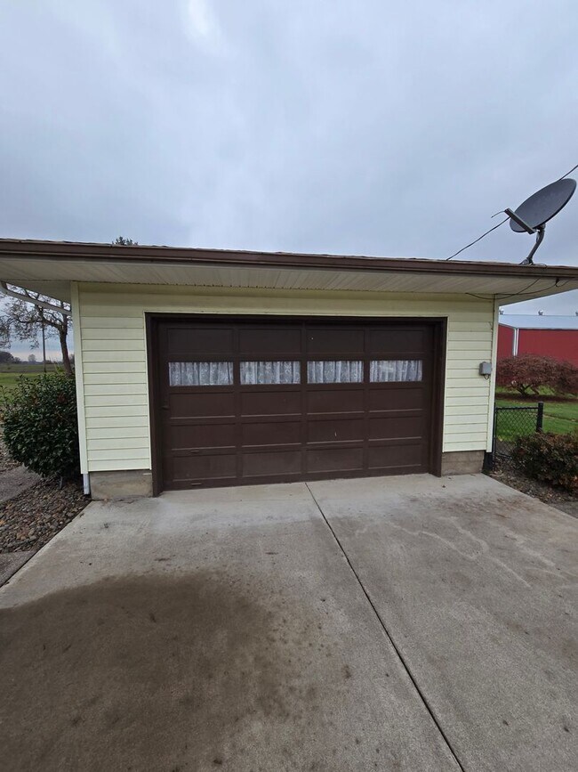 Building Photo - Pet Friendly 3 Bed / 2Bath Home with 2 Gar...