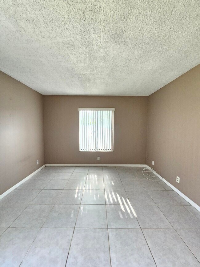 Building Photo - 724 Sunny Pine Way
