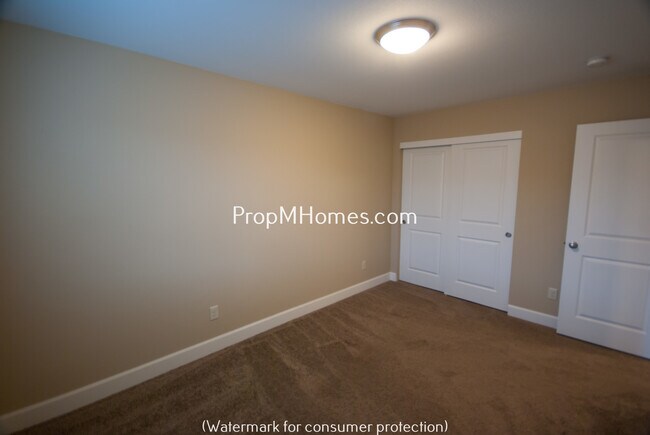 Building Photo - Beautiful Damascus Three Bedroom Townhouse in Wind Swept Waters!