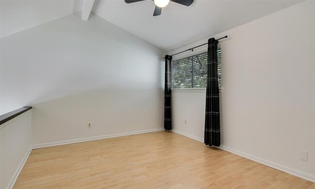 Building Photo - 2202 W 9th St