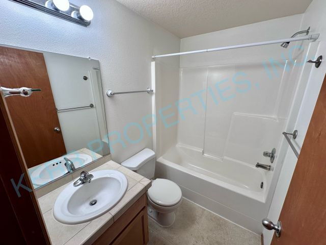 Building Photo - Spacious 3-Bed Oasis with 1.5 Baths in Portland – Your Next Home Awaits!