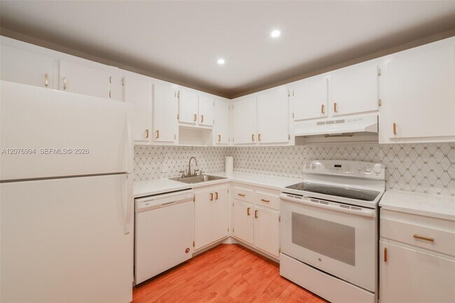 Building Photo - 20500 W Country Club Dr