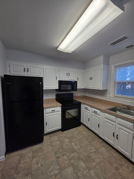 Building Photo - 1930 Cricklewood Cv