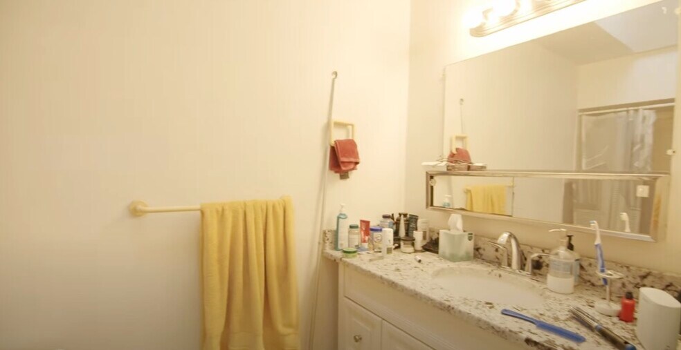 Building Photo - 6 Hingham St