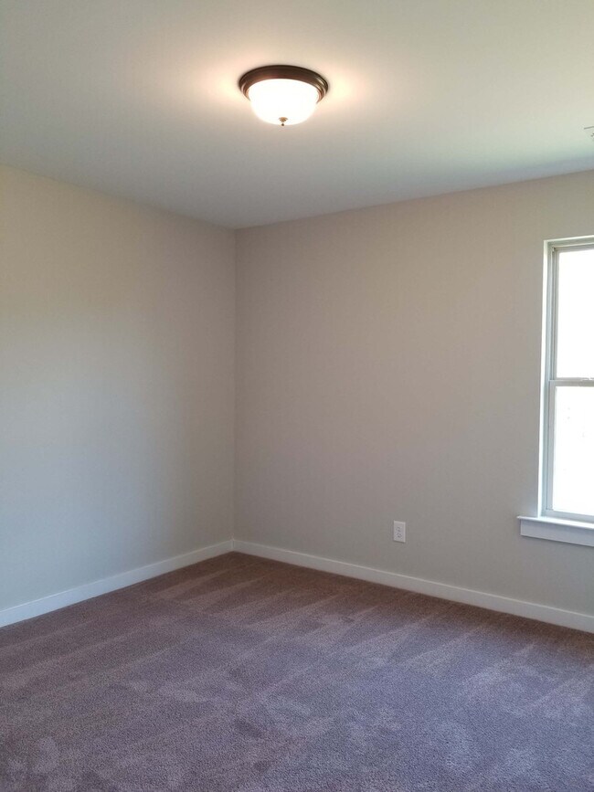 Building Photo - Home for Rent in Lincoln! Available to view with 48 hour notice!