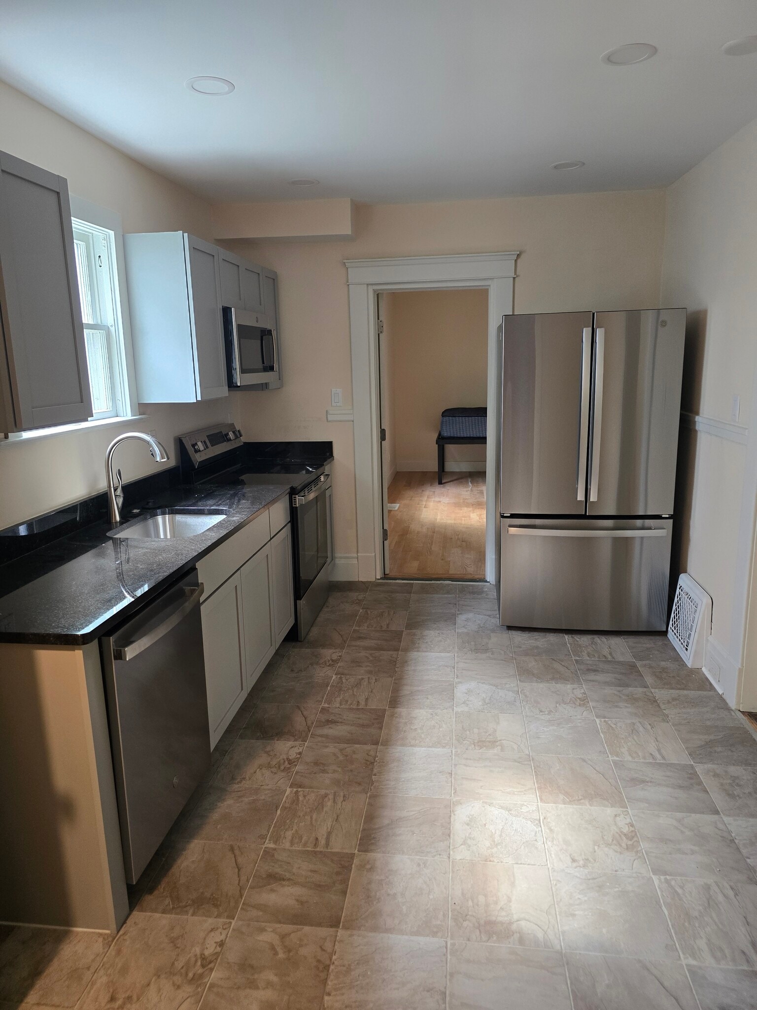 Building Photo - 712 Dewey Ave